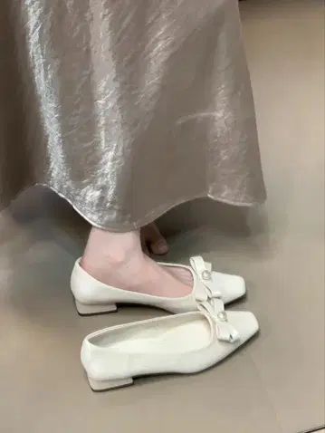 화이트 리본 포함 플랫 슈즈