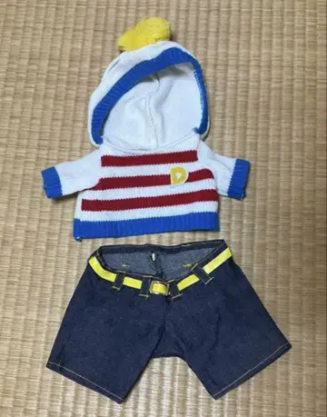 유니 베어 후드 부착 스웨터와 데님