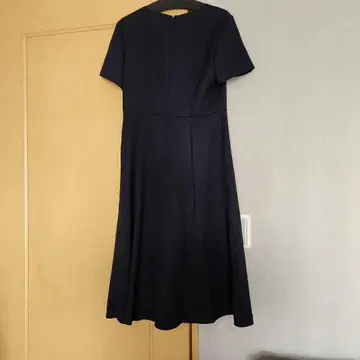 다크 네이비 반팔 V넥 미디 길이 원피스 40/L