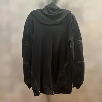 BLACK KAVIAR 블랙 후드 부착 퀼팅 후드티