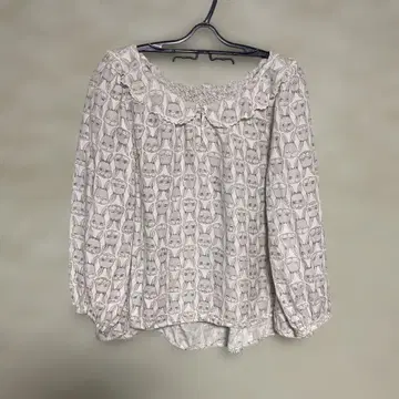 셰리 라파무 마주 보는 눈 패턴 프릴 옷깃 긴팔 블라우스