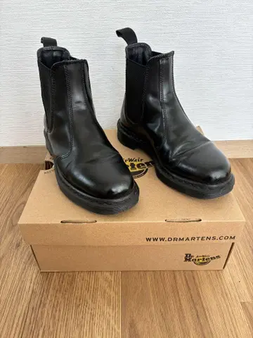 Dr. Martens 블랙 사이드 고어 부츠