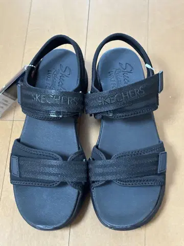 스케쳐스 DLUX WALKER 블랙 스포츠 샌들