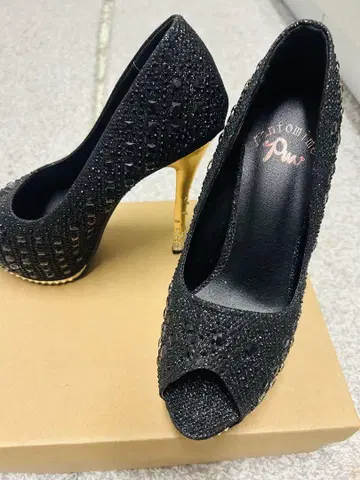 비쥬가 달린 블랙 오픈토 하이힐