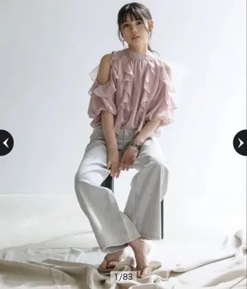 리랜드트루 오프숄더 프릴 블라우스 옅은 베이지 S 사이즈