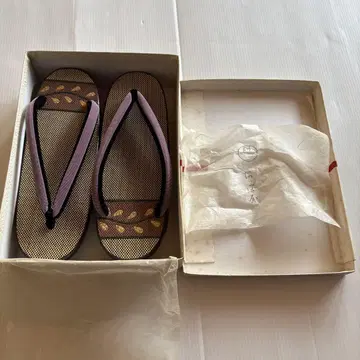 보라색 하나오 잎 무늬 일본 나막신