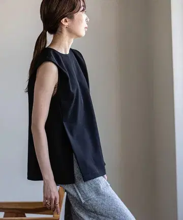 미사용 새상품 노블 프론트 벤츠 슬리브리스 풀오버 블랙