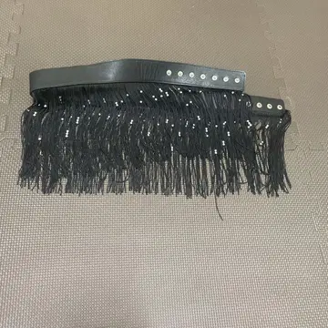 비즈가 달린 블랙 프린지 벨트