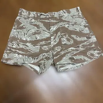 GUNG HO 타이거 카모 숏 팬츠