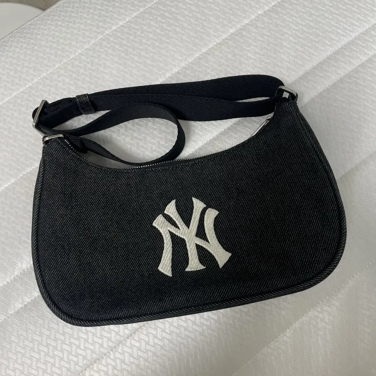☆人気☆【MLB】☆Varsity jacquard square shoulder ba.g☆ MLB Korea] Varsity Jacquard Square Shoulder Bag / 3 Colors