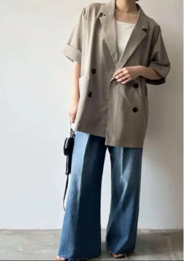 크레이프 반팔 더블 자켓 그레이지/IAM 같은 형태