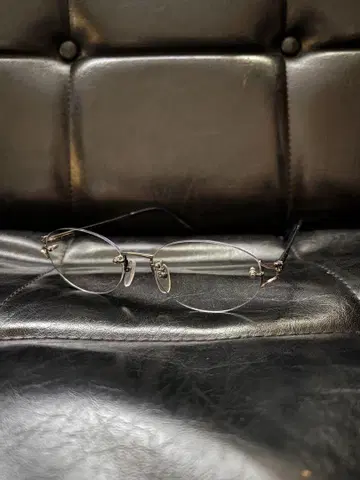 BALMAN 무테 타원형 메탈 프레임 안경 실버 Y2K