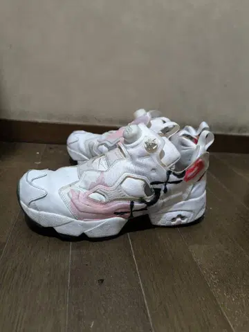 리복 스니커즈 한정판 발렌타인 모델 US6.5 26cm