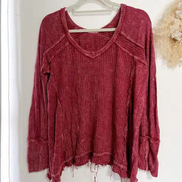 URBAN OUTFITTERS 빨간색 와인 레드 V 넥 긴팔 데미지