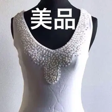 화이트 슬리브리스 비즈 장식 상의