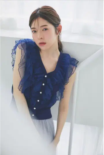 프릴 장식 펄 버튼 니트 베스트 네이비