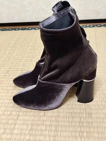 VERO CUOIO ITALY 다크 그레이 벨벳 부티 힐 8cm