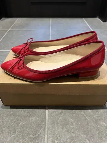 DIANA 빨간색 에나멜 펌프스 23cm