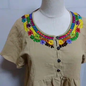 TITICACA 티티카카 자수 베이지 반팔 블라우스
