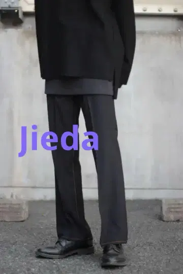 JieDa 블랙 스태플 플레어 슬랙스