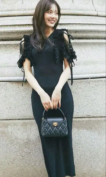 리본 포함 쉬폰 플리츠 프릴 절개 리브 니트 원피스 블랙