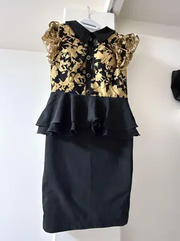 프릴이 달린 블랙 골드 셋업 M 사이즈