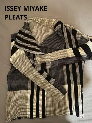 ISSEY MIYAKE 플리츠 기하학 패턴 상의