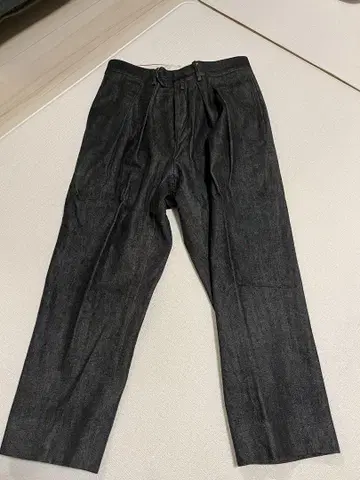 NEAT 블랙 데님 테이퍼드