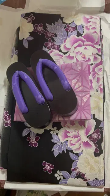 블랙 베이스 보라색 꽃무늬 유카타, 오비, 일본 나막신 세트