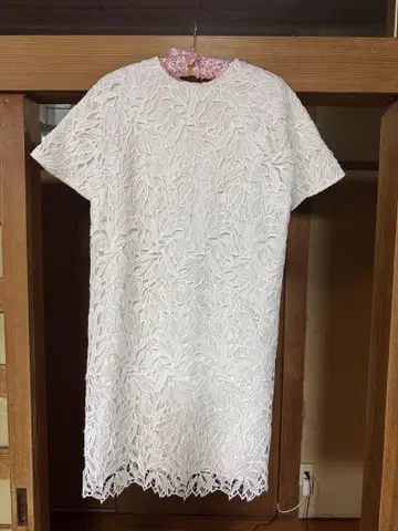 화이트 레이스 무릎 기장 원피스
