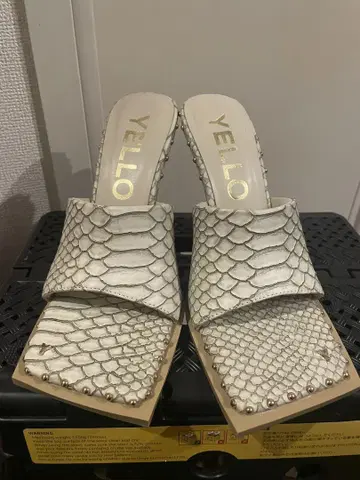 YELLO 화이트 스네이크 S 사이즈 샌들