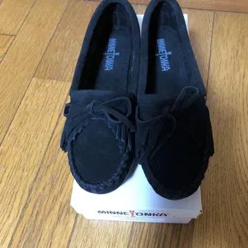 새상품 미네통카 모카신 5.5인치