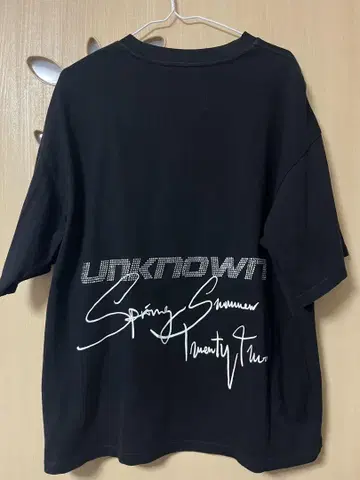 UNKNOWN LONDON 시그니처 라이트스톤 티셔츠