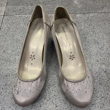 스톤이 달린 베이지 펌프스