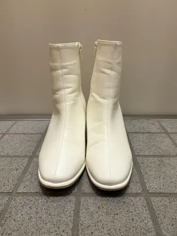 화이트 지퍼 부츠 미들 힐