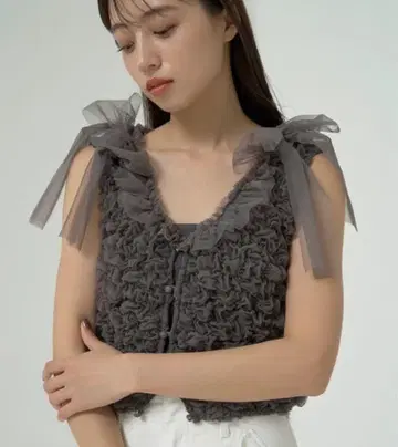 snidel 튤 셔링 크롭 상의
