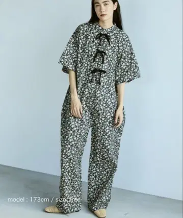 Libra Cue 올인원 하프 슬리브 꽃무늬