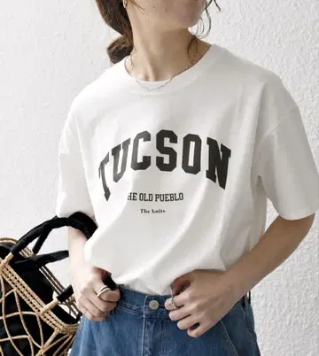 SHIPS any 별주 THE KNiTS 라운드 헴 로고 티셔츠
