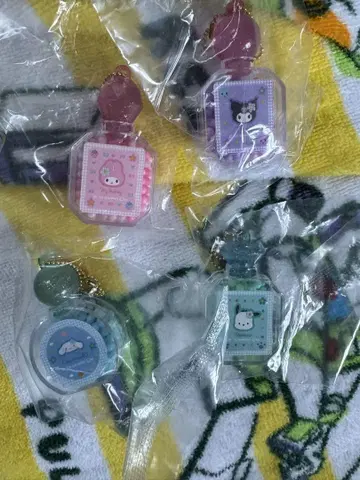 산리오 보틀형 키라키라 키체인