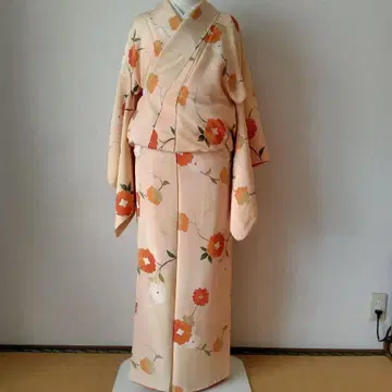 옅은 오렌지 꽃무늬 코몬