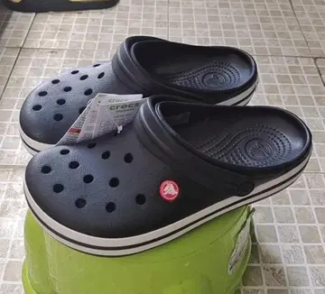 새상품 CROCS 쿠스 샌들 여성용 남성용 락 밴드 블랙
