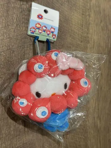 오사카 엑스포 회장에서 한정판으로 판매되는 미야쿠미야쿠 키티 카라비너