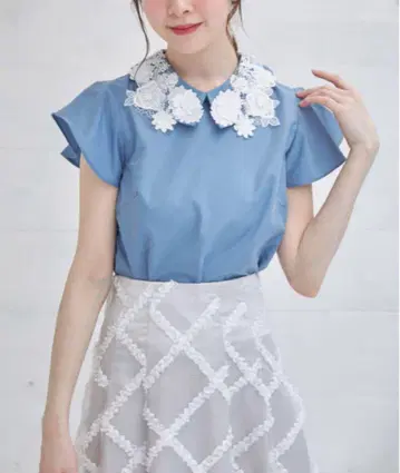 새상품 토코 클로젯 플라워 모티브 카라 부착 면 혼방 블라우스 블루