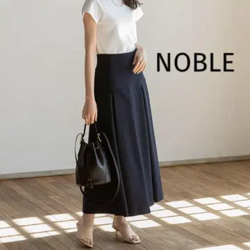 Noble 프론트 패널 턱 미디 스커트