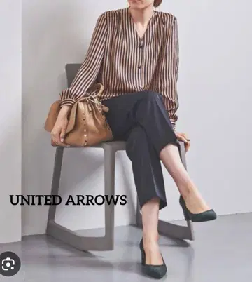 새상품급 UNITED ARROWS UBCB 런던 스트라이프 V넥 블라우스
