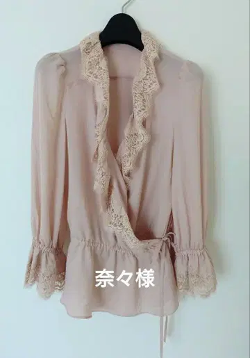 레이스가 있는 베이지 랩 셔츠