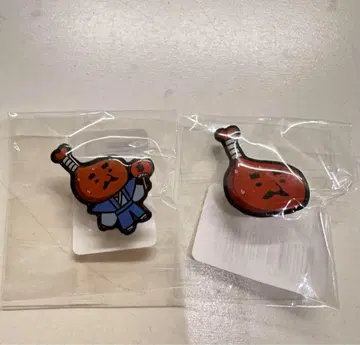 뼈가 붙은 쫄깃쫄깃한 핀 배지 2개 세트