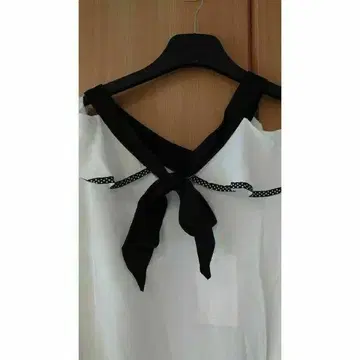 여성용 플레어 슬리브 오픈 숄더 블라우스 화이트