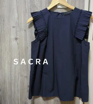 새상품급 SACRA 네이비 플리츠 소매 슬리브리스 블라우스