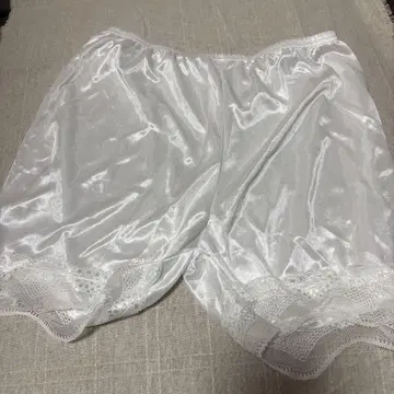 화이트 숏 팬츠와 코르셋, 패드